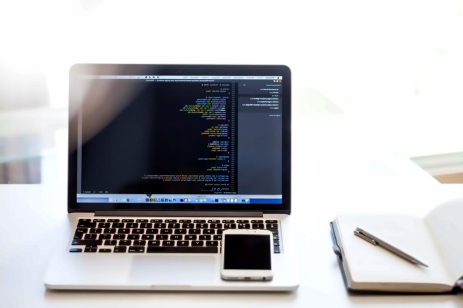 Ambiente di lavoro moderno con tecnologie per la sicurezza AI